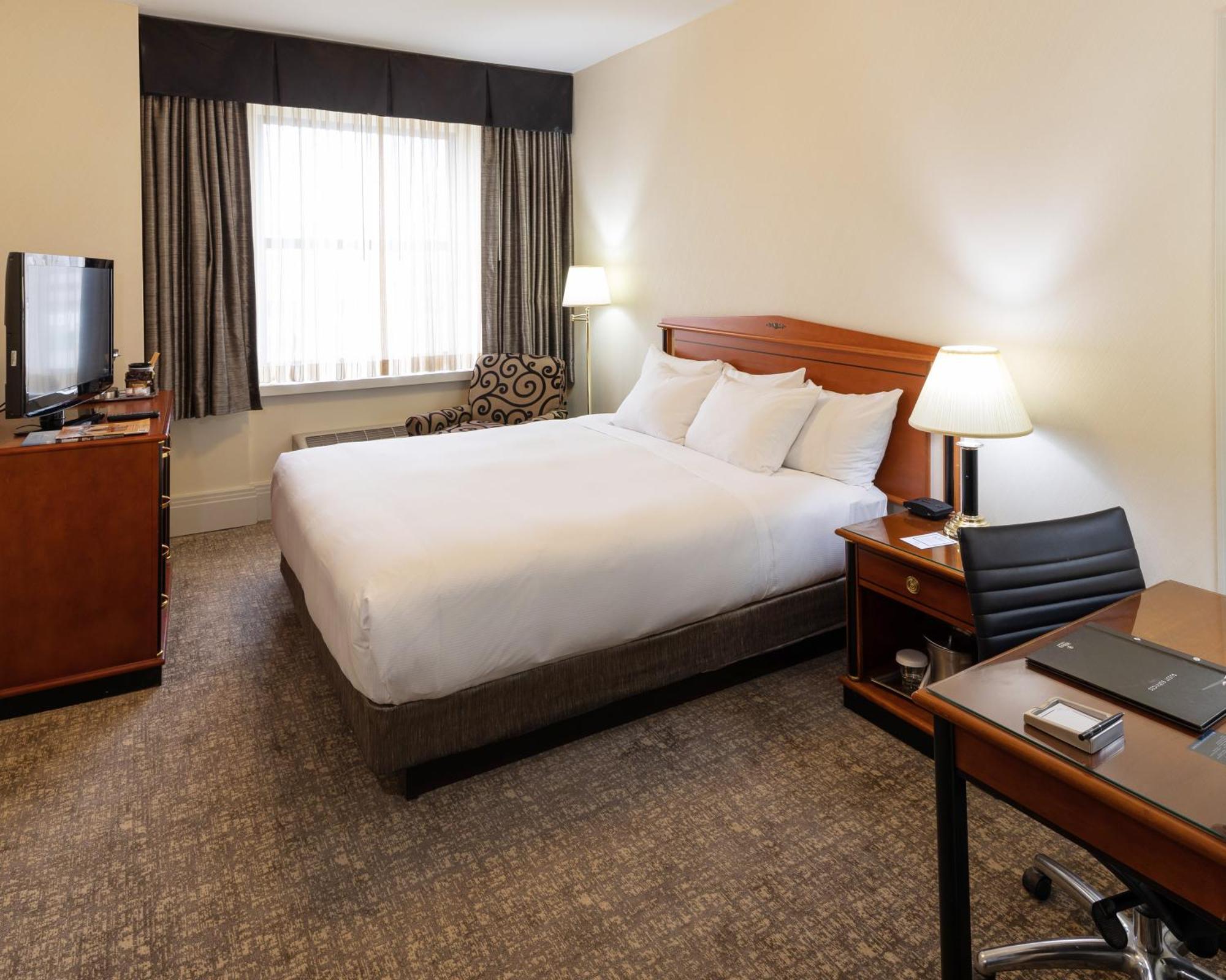 Deluxe King Room - Non-Smoking